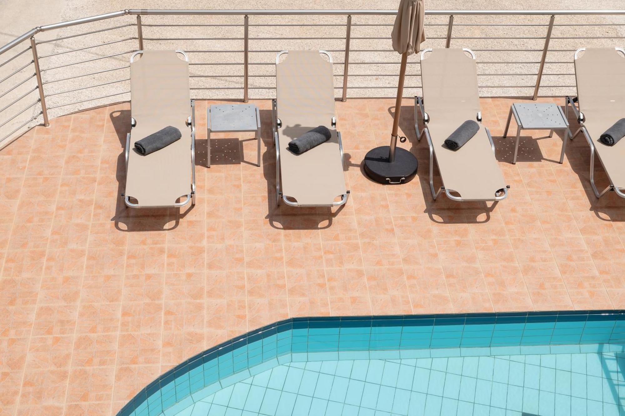 Thelesi Apartments Stalos Exterior photo